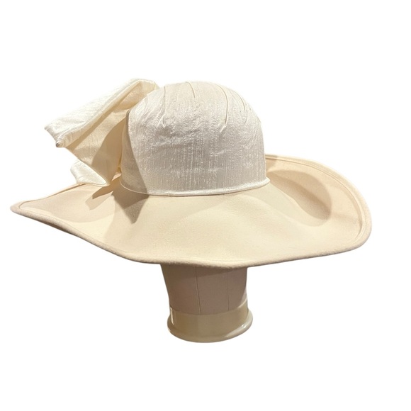 Vintage Whittall & Shon vintage wht wool designer hat with rhinestone trim - Picture 4 of 13